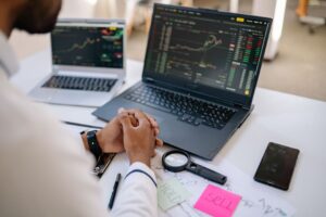 Como avaliar e escolher a melhor corretora de valores para iniciantes no mercado de ações