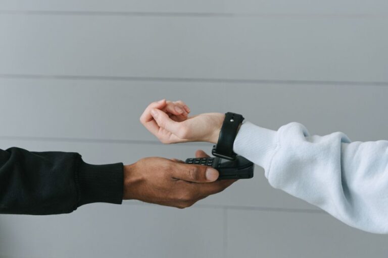 Como escolher o melhor smartwatch para monitorar sua saúde e atividades diárias