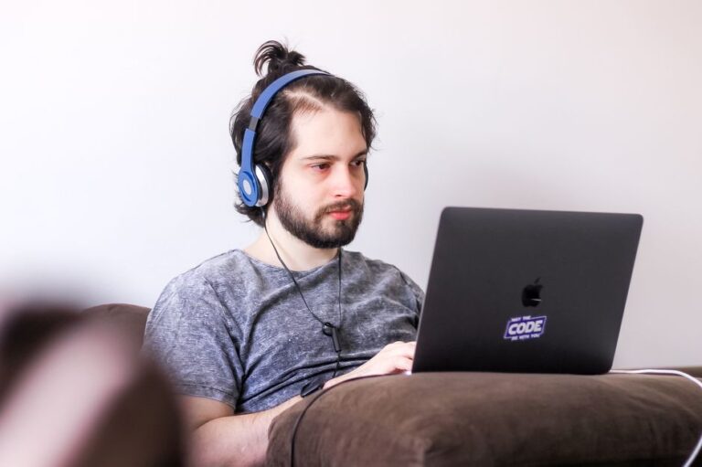 Os melhores softwares de gestão de equipes remotas: como escolher o ideal para sua empresa