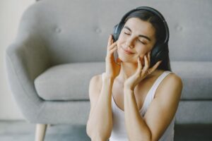 Top 10 headphones com cancelamento de ruído: qual escolher para viagens longas?
